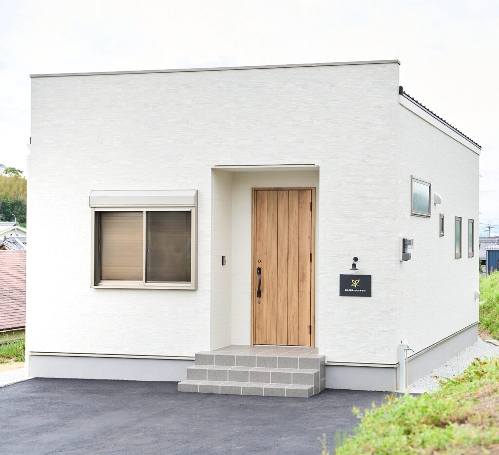 鍼灸整体サロンあおば 外観（木のドアと小さな看板が目印）